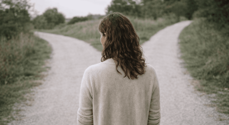 Necesidad de aprobación y dificultad para tomar decisiones personales